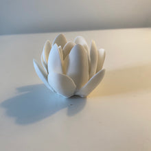 Load the image into the gallery, Porte-encens fleur de lotus blanc en céramique