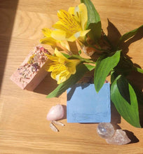 Load the image into the gallery, Le Savon Spirituel Amour de Soi- avec quartz rose à l'intérieur