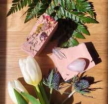 Load the image into the gallery, Le Savon Spirituel Amour de Soi- avec quartz rose à l'intérieur