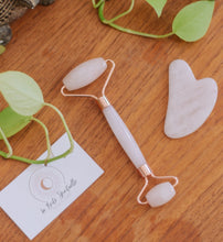 Load the image into the gallery, Rouleau facial et pierre de Gua Sha en quartz rose