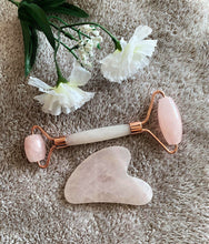 Load the image into the gallery, Rouleau facial et pierre de Gua Sha en quartz rose
