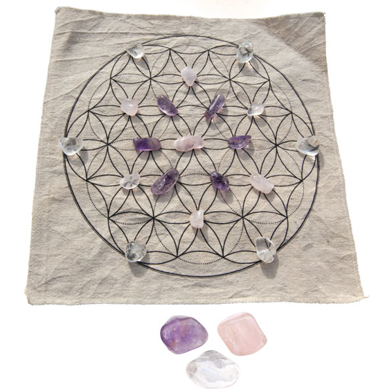 <transcy>Set of crystals and divinatory mat</transcy>